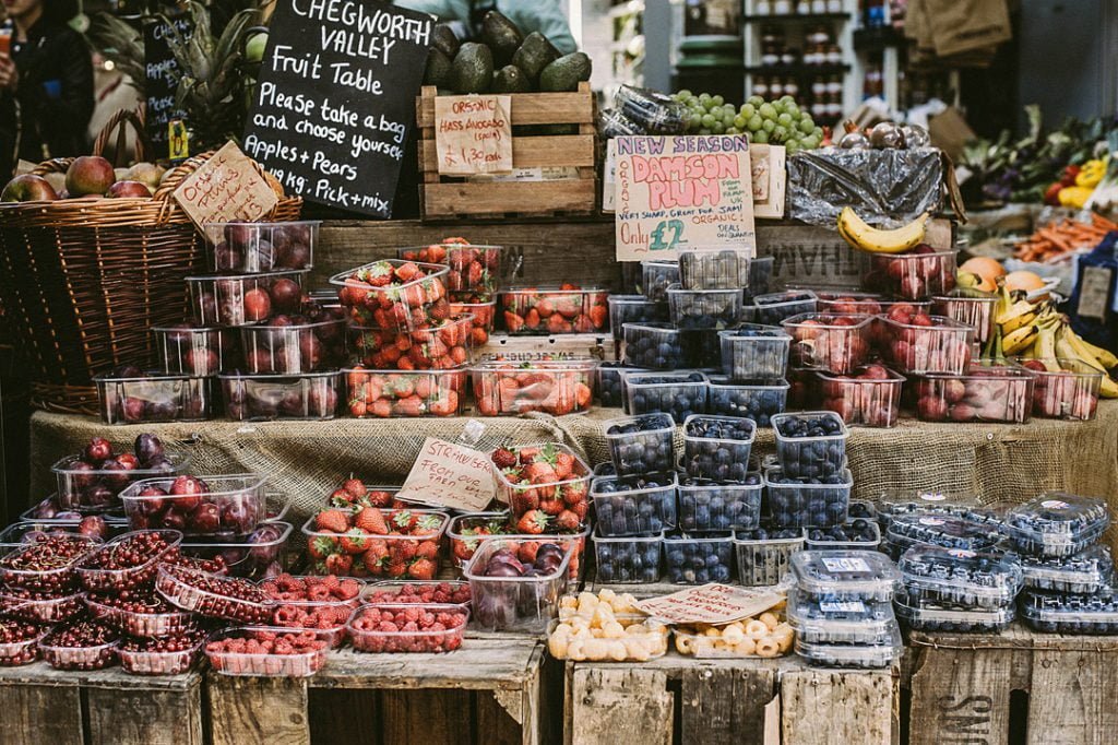 Étal de fruits sur un marché illustrant les sites web marchands.