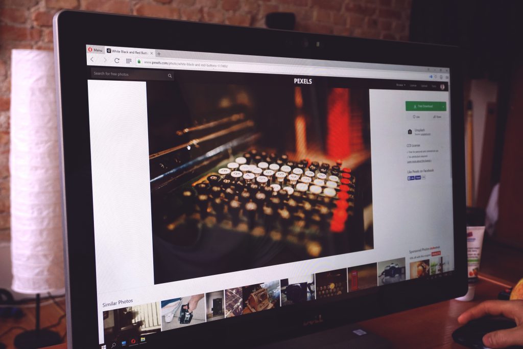 Écran d'ordinateur affichant des contenus images sur la banque d'images Pexels, illustrant l'ajout d'images à un site web.