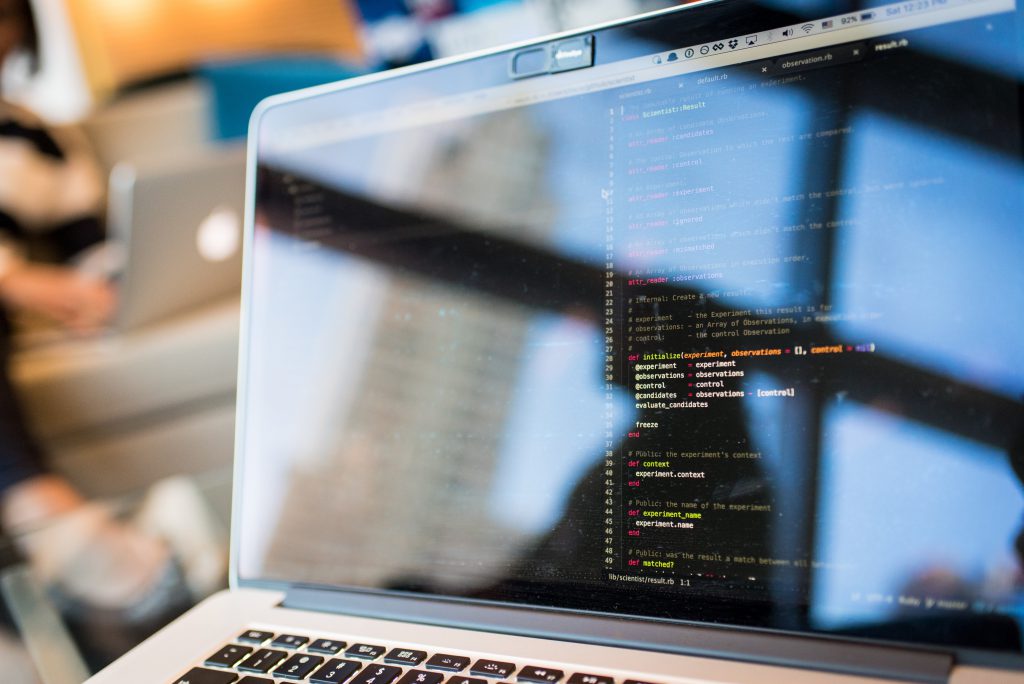 Photographie d'un écran d'ordinateur affichant du code, illustrant la phase de développement lors de la création d'un site web.