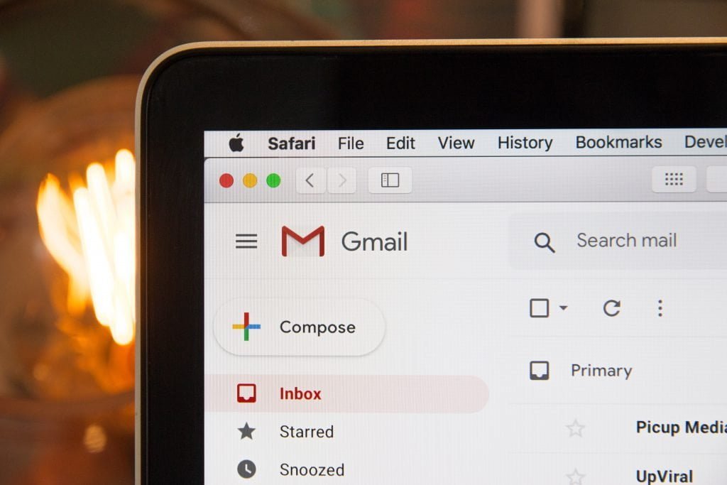 Photographie d'un coin d'écran affichant la messagerie Gmail, symbolisant les réglages liés aux mails automatiques envoyés sur un site e-commerce.