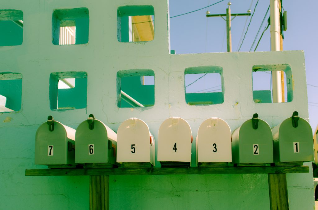 Photographie de boîtes aux lettres numérotées symbolisant les réglages nécessaires pour la livraison sur un site e-commerce.