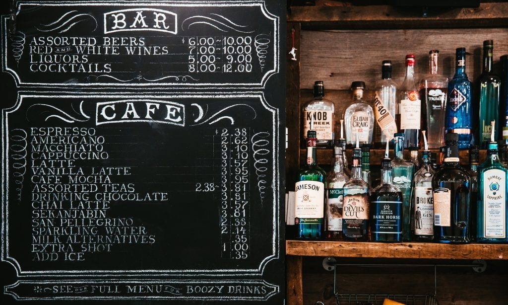 Photographie de la carte des prix d'un café-bar, servant d'illustration pour évoquer les différents prix pratiqués pour une création de site web en fonction de la nature du projet.