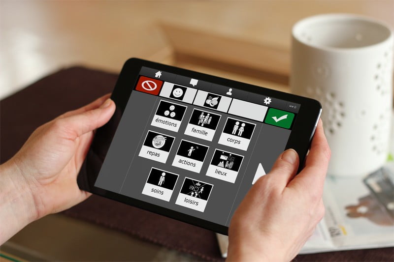 Image d'une tablette avec l'application TalkActiv' à l'écran, projet de fin d'études de Mari Doucet et Hugues Froger à Epitech Rennes puis Paris, fondateurs de l'agence web Kornog.
